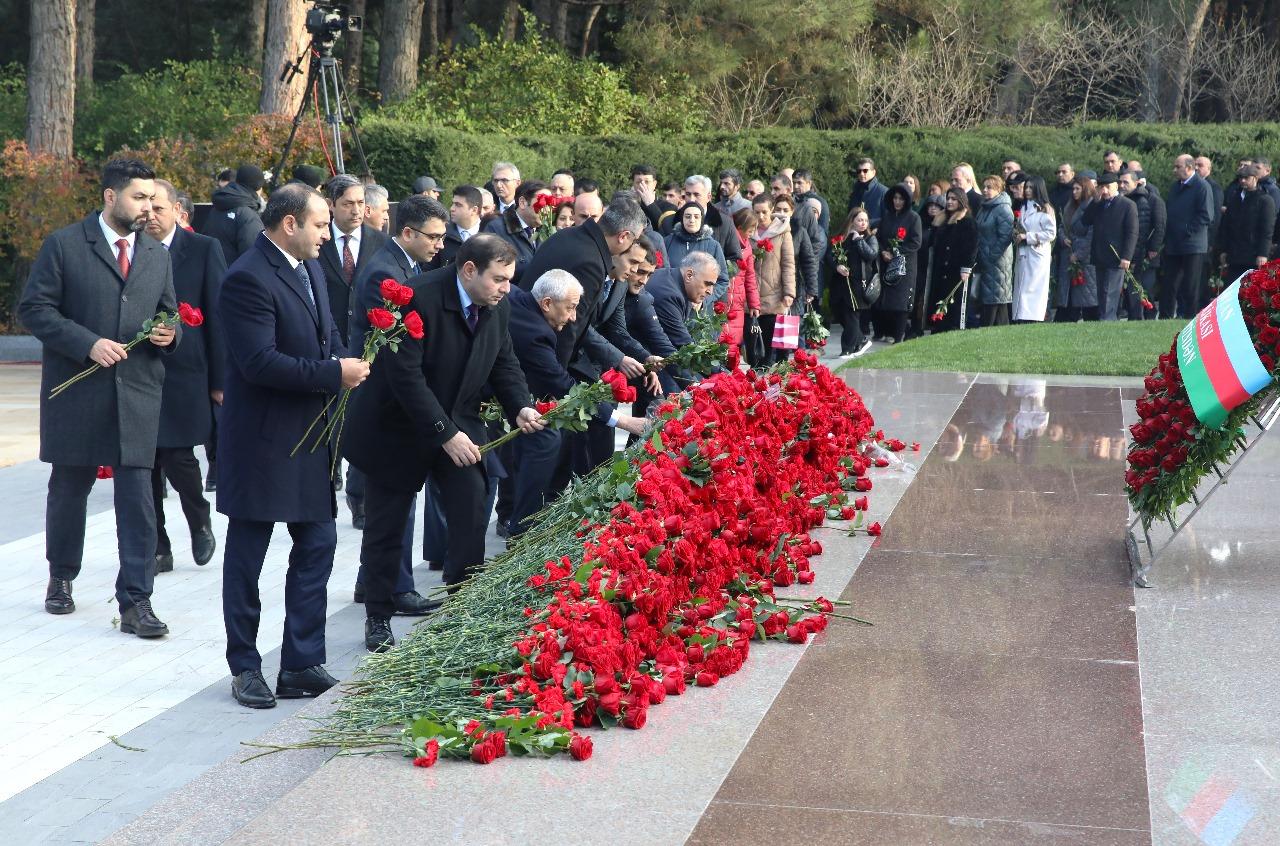 Azərbaycan Həmkarlar İttifaqları Konfederasiyasının kollektivi Fəxri xiyabanı ziyarət edib