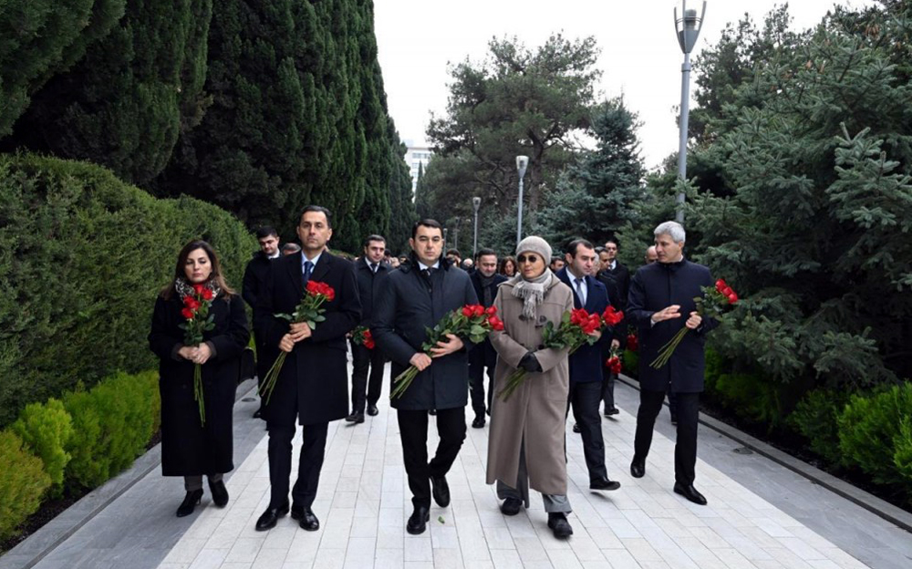 Mədəniyyət Nazirliyinin kollektivi Ümummilli lider Heydər Əliyevin məzarını ziyarət edib