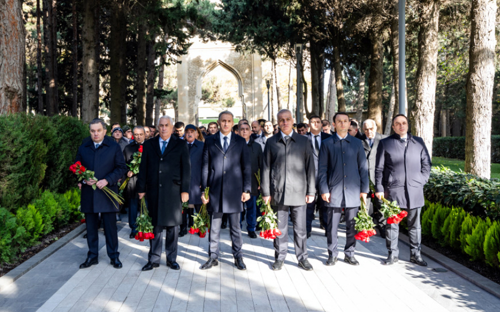 Nazirlik kollektivi Ümummilli Liderin xatirəsini yad edib