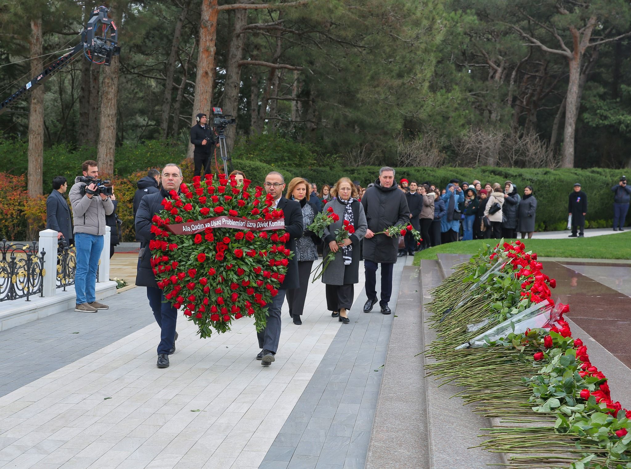 Dövlət Komitəsinin kollektivi Ulu Öndərin məzarını ziyarət ediblər