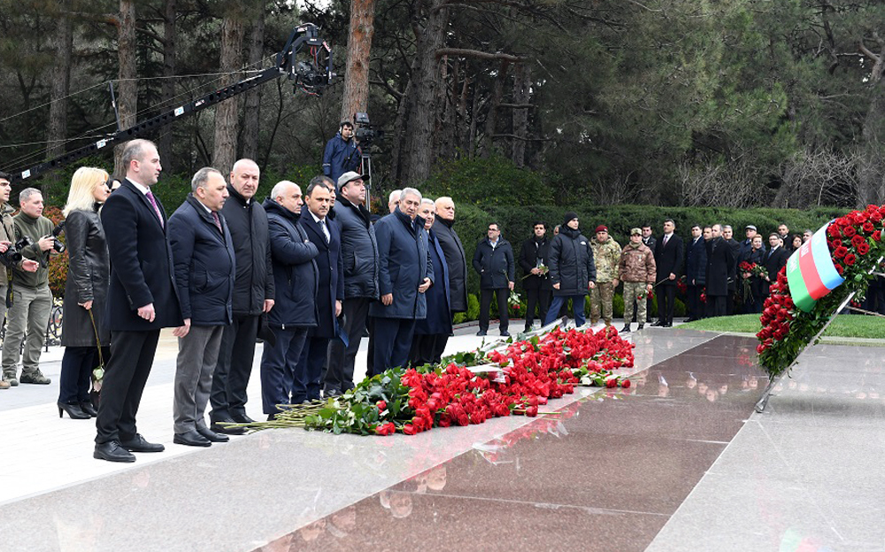 "Qaçqınkom" kollektivi Fəxri xiyabanı ziyarət edib