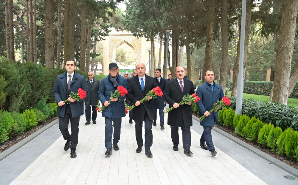 Elm və Təhsil Nazirliyinin kollektivi Fəxri xiyabanı ziyarət edib