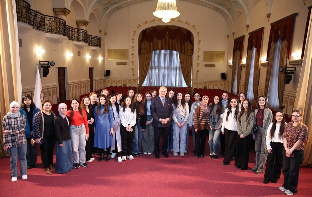 Professor Mustafa Aydın ADPU-da təhsildə innovativ liderlikdən danışıb