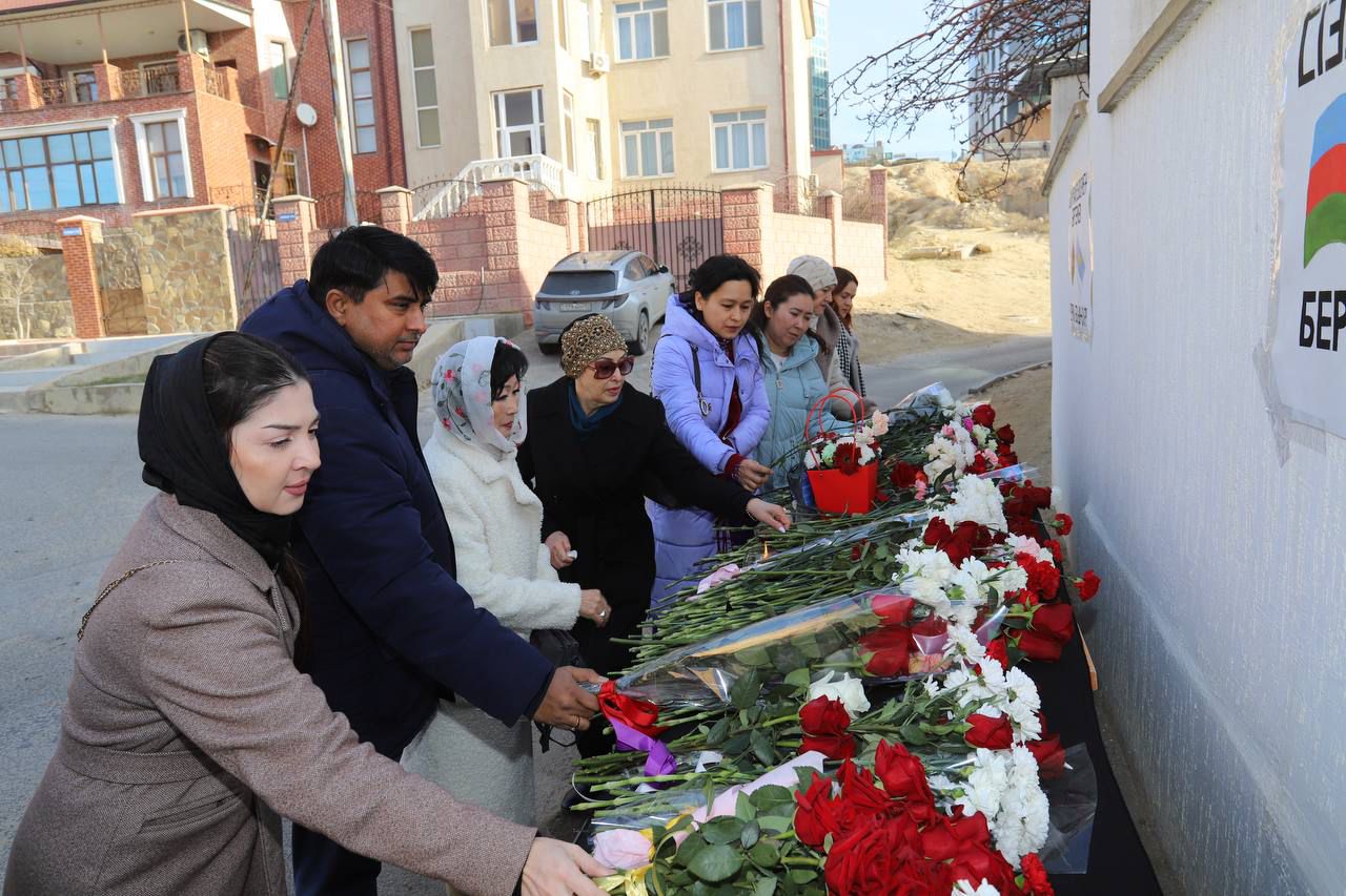 Aktau şəhərində Azərbaycanın konsulluğu qarşısında həlak olanların xatirəsi yad edilib