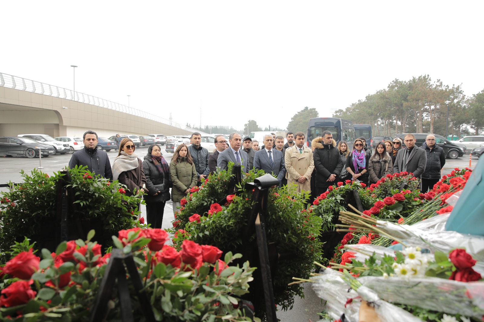 Mədəniyyət Nazirliyinin kollektivi təyyarə qəzasında həlak olanların xatirəsini yad edib