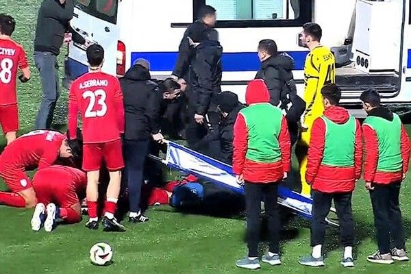 Deputat əməliyyat olunan futbolçuya baş çəkib