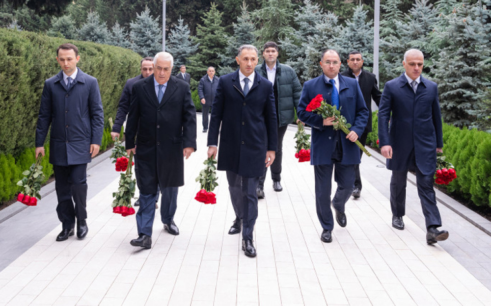 Nazirlik kollektivi Ulu Öndərin məzarını və Şəhidlər xiyabanını ziyarət etdi