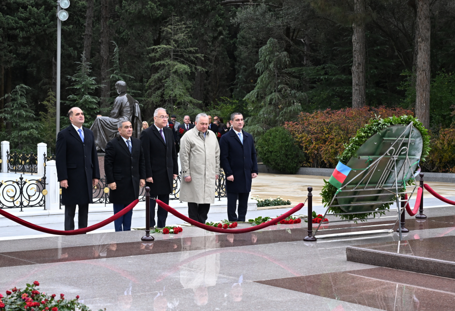 Beynəlxalq elmi konfransın iştirakçıları Ulu Öndərin məzarını ziyarət ediblər