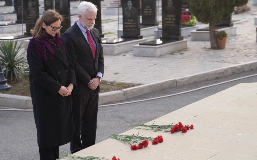 ABŞ səfiri Gəncədə erməni terroru nəticəsində həlak olanların xatirəsini yad edib