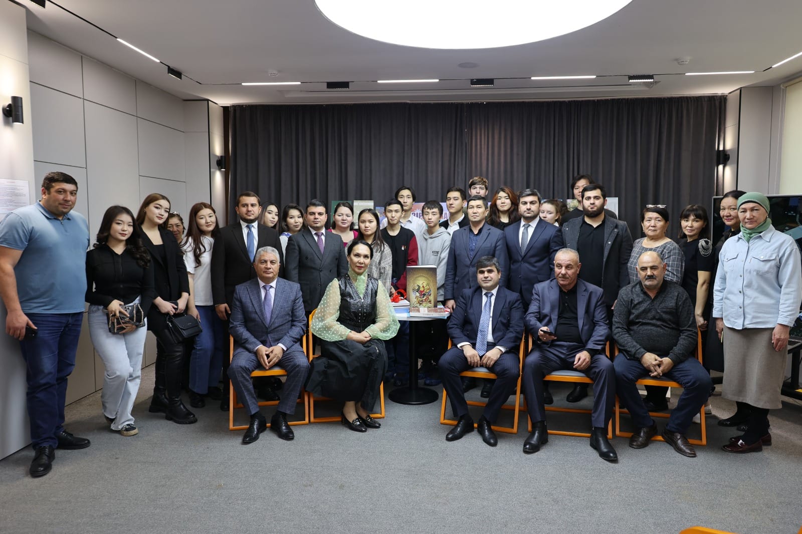 MEK tərəfindən Qazaxıstan Kitabxanasındakı “Azərbaycan ədəbiyyatı guşəsi”nə kitablar hədiyyə edilib