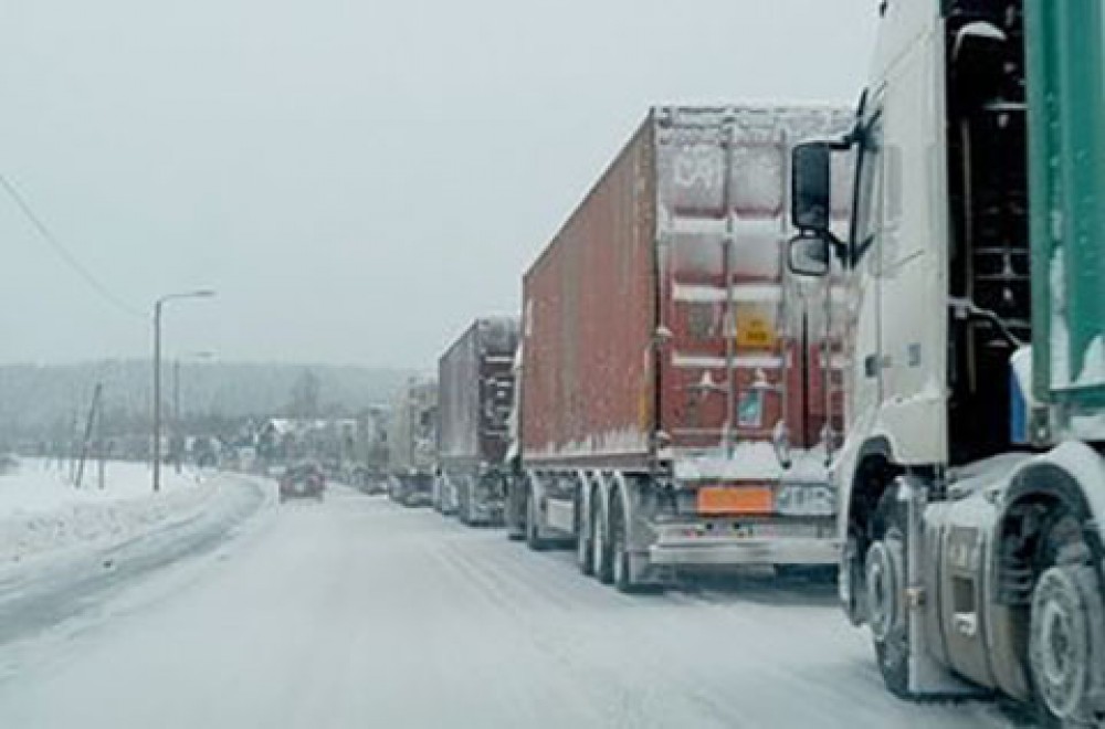 Güclü qar Rusiyaya gedən yolu bağlayıb