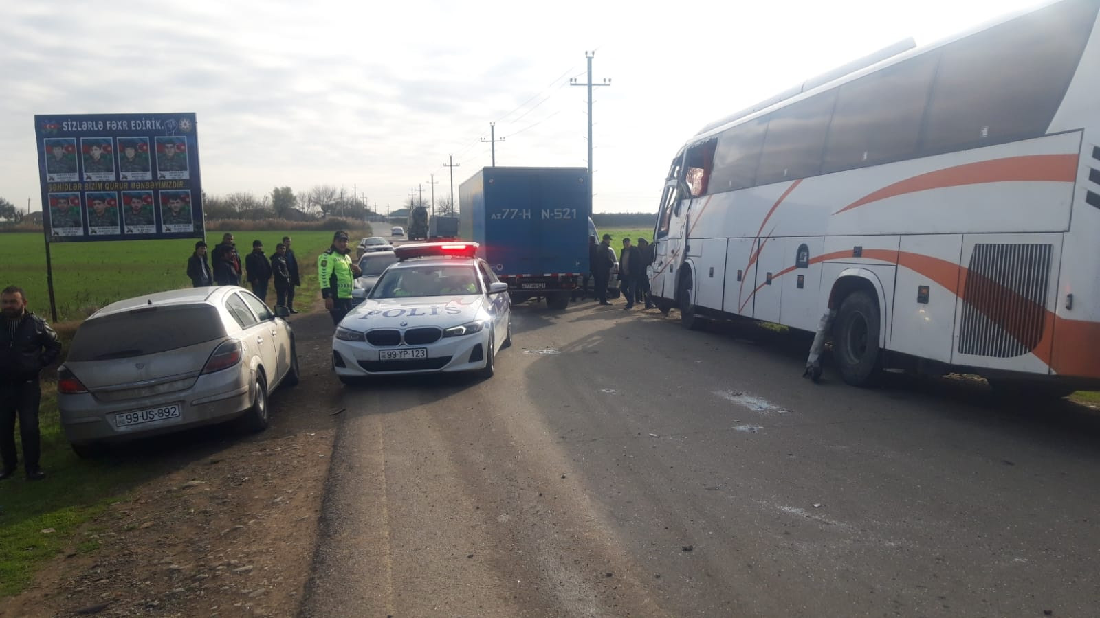 Avtobus "Kamaz"la toqquşdu