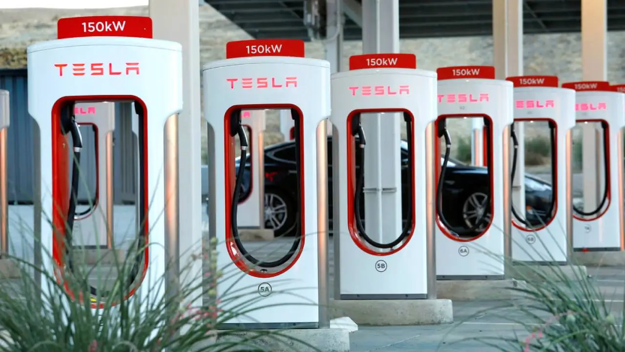 Pekində Tesla şarj stansiyaları artıb