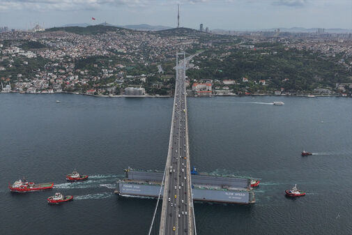 İstanbul boğazında gəmilərin hərəkəti hər iki istiqamətdə dayandırılıb.