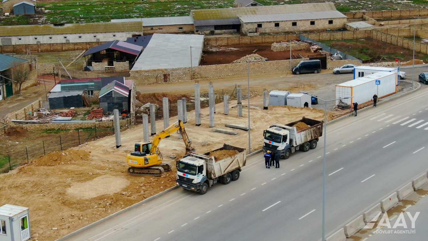 Bu yolda yeni piyada keçidləri inşa edilir