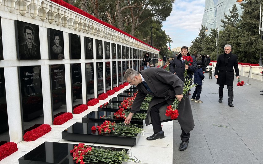 Almaniya səfiri 20 Yanvar faciəsi qurbanlarının xatirəsini yad edib