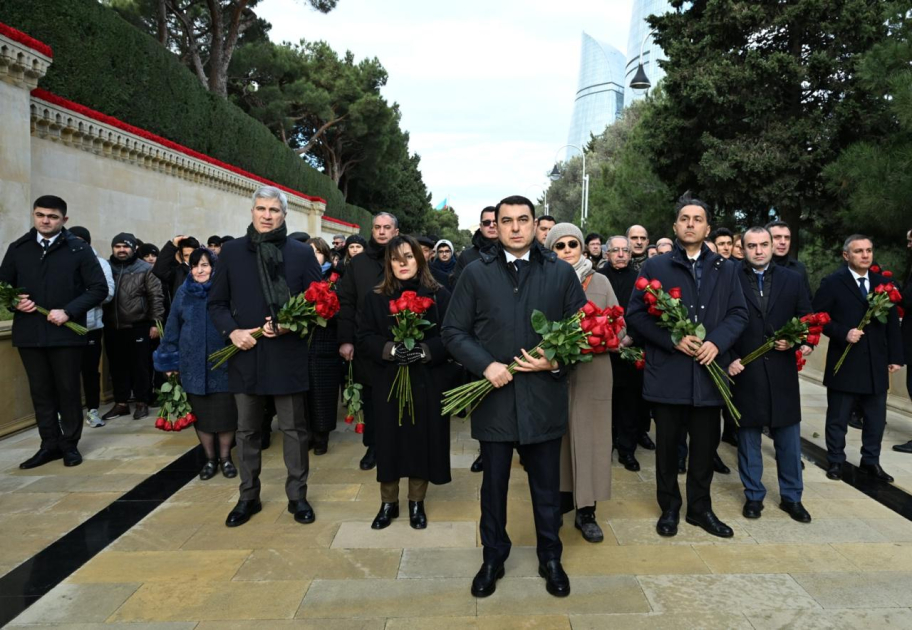 Mədəniyyət Nazirliyinin kollektivi 20 Yanvar şəhidlərinin xatirəsini yad edib