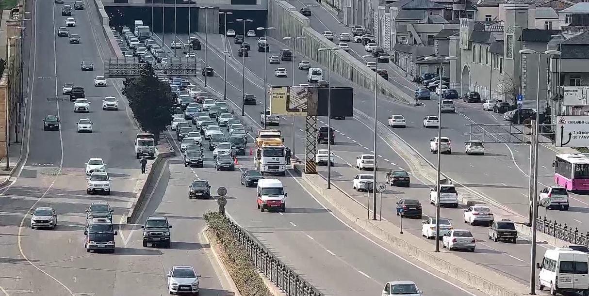 “Koroğlu” metrostansiyası istiqamətində nəqliyyat sıxlığı yaranıb