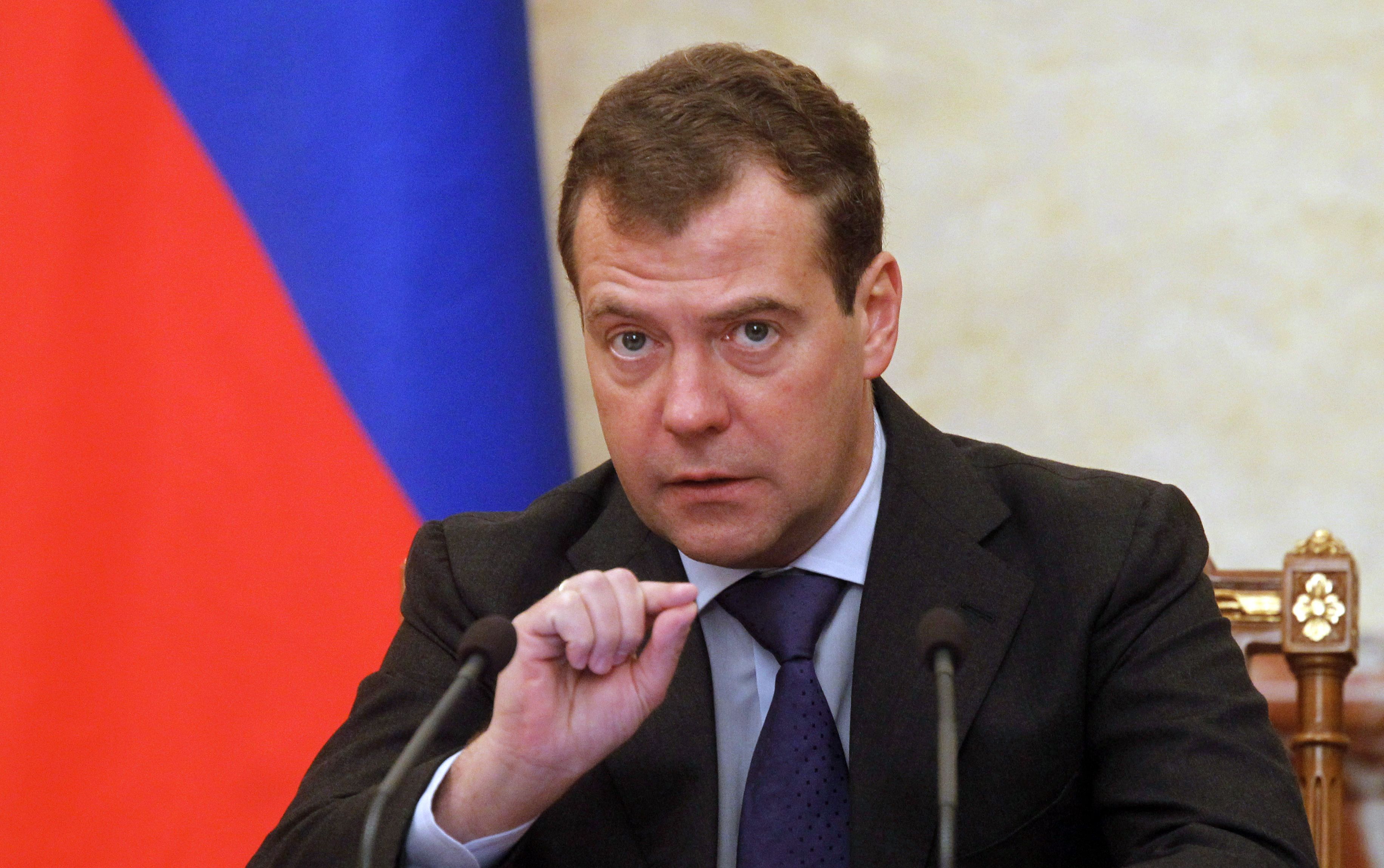 Dmitri Medvedev : Tramp "dünyanı yenidən qurmaq" qərarına gəlib