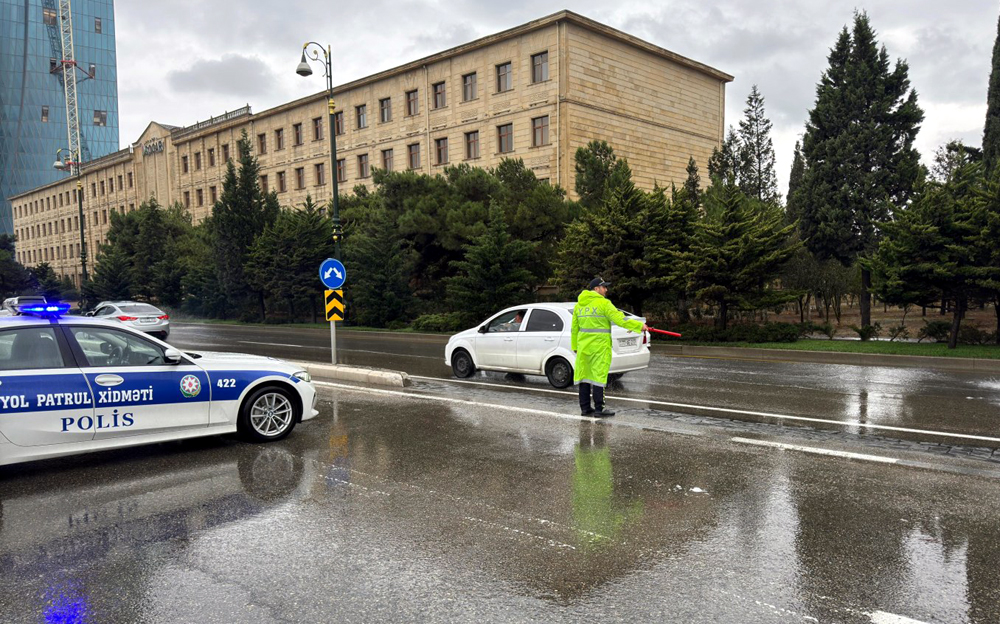 Yol polisi sürücüləri diqqətli olmağa çağırıb