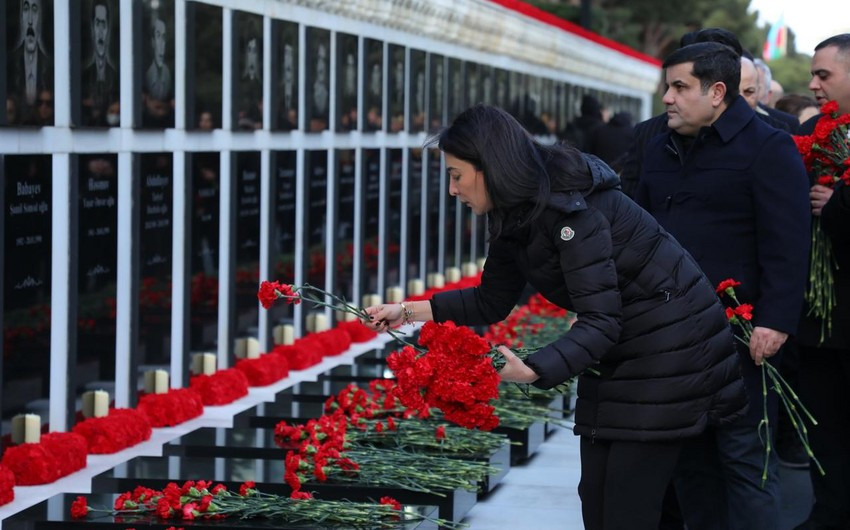 Ombudsman Səbinə Əliyeva Aparatın kollektivi ilə Şəhidlər xiyabanını ziyarət edib