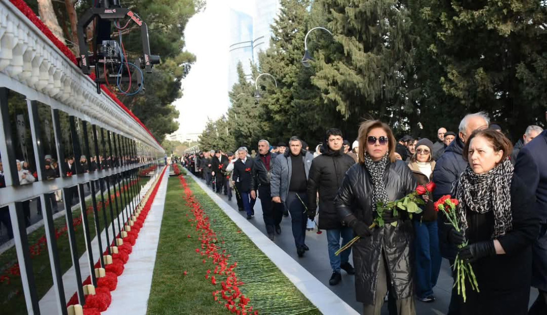 Dövlət Komitəsinin kollektivi Şəhidlər xiyabanını ziyarət edib