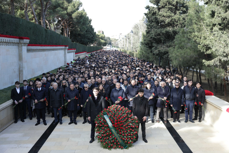 Bakı Dövlət Universitetinin kollektivi Şəhidlər Xiyabanını ziyarət edib