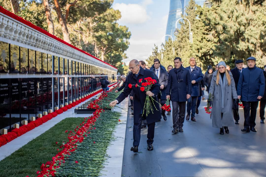 Energetika Nazirliyinin kollektivi Şəhidlər Xiyabanını ziyarət edib