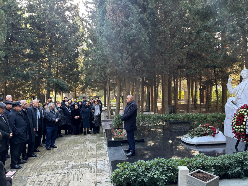 Xalq şairi Zəlimxan Yaqubun məzarı ziyarət olunub