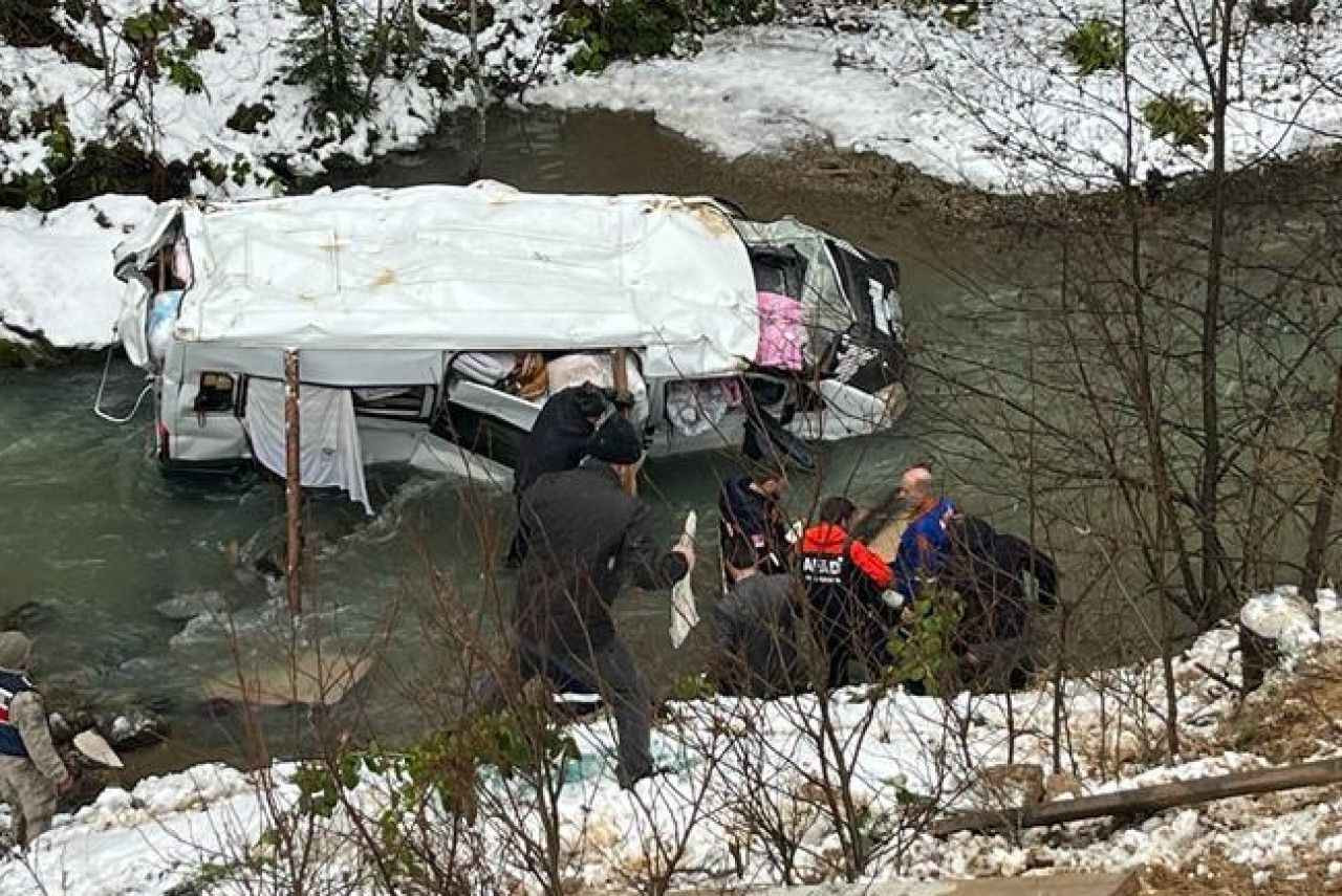 Türkiyədə avtobus dərəyə yuvarlandı: 1 ölü, 14 yaralı