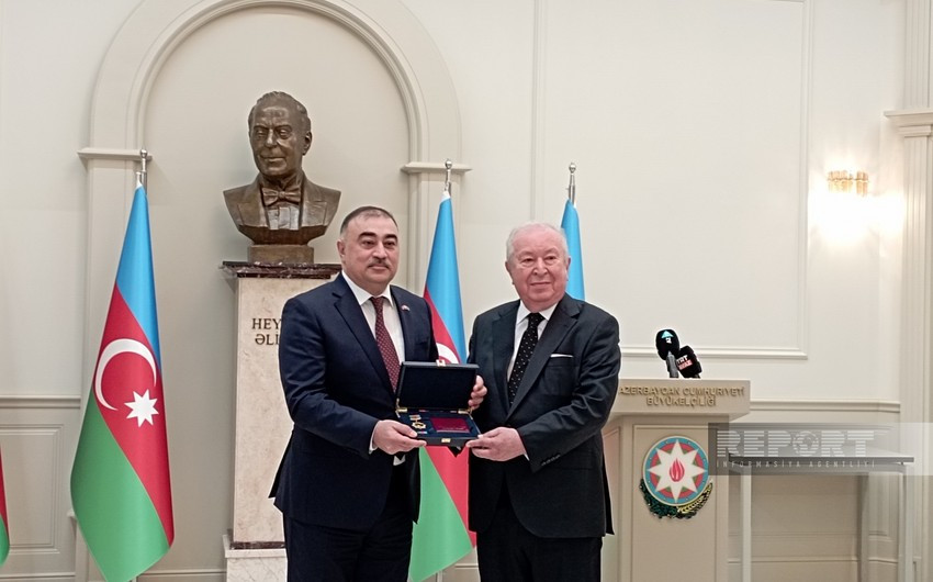 Professora “Heydər Əliyevin 100 illiyi” yubiley medalı təqdim olunub