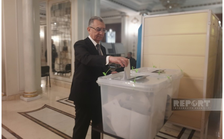 Eldar Əzizov bələdiyyə seçkilərində səs verib