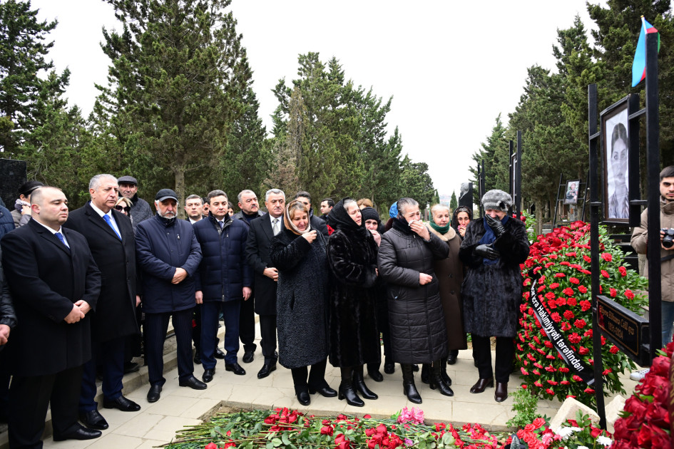 Azərbaycanın Milli Qəhrəmanı Hökumə Əliyevanın məzarı ziyarət edildi