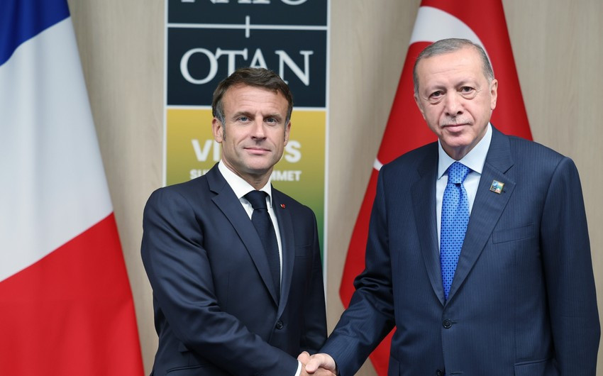 Ərdoğan və Makron arasında telefon danışığı olub