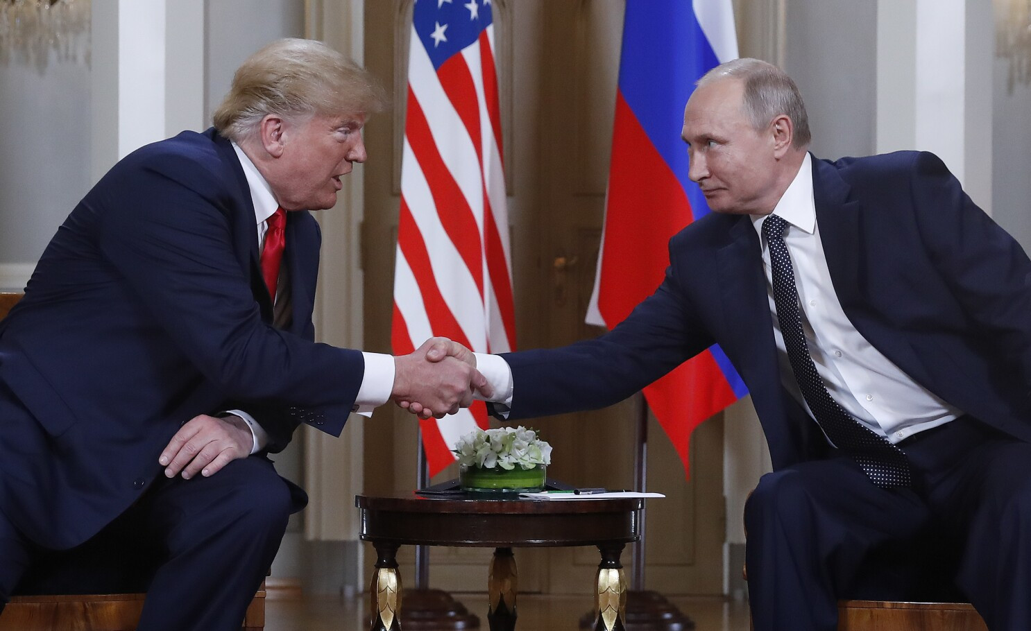 Putinlə telefonla danışan Tramp -