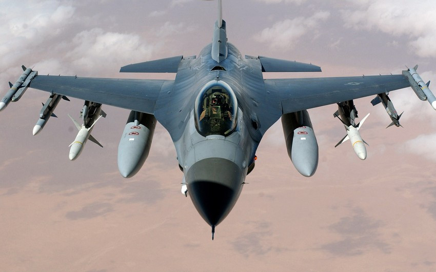Ukraynaya məxsus F-16 təyyarəsi aşağı hündürlükdə uçuş həyata keçirib
