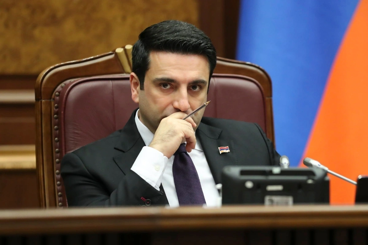 Ermənistanda Simonyandan üzr tələb edirlər