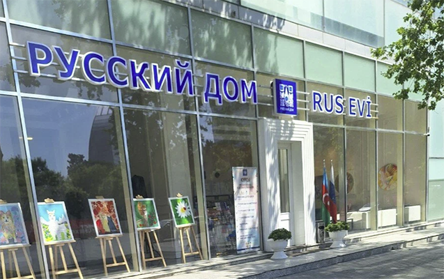 "Rus Evi" binası üzərindəki lövhə sökülüb -