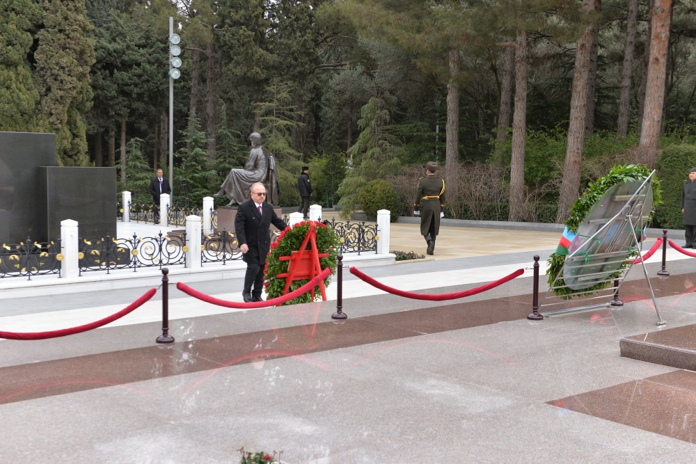 Türkiyənin Azərbaycandakı yeni səfiri Fəxri xiyabanı ziyarət edib