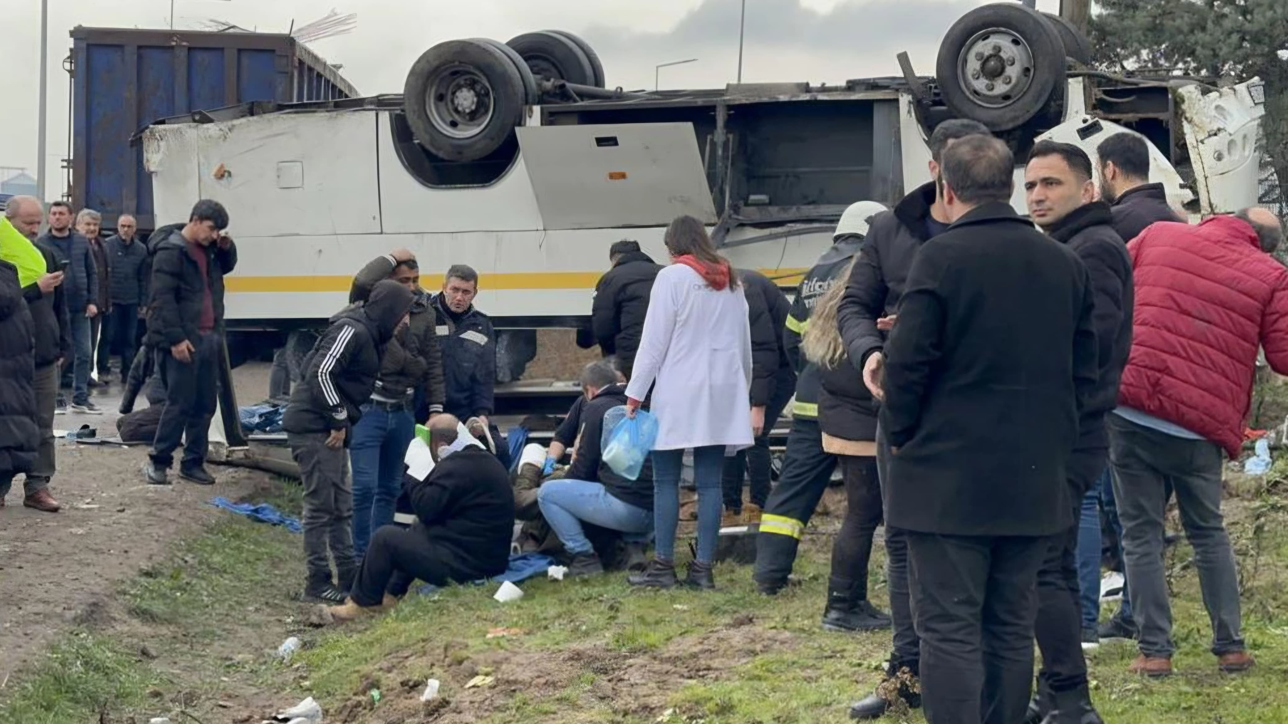 Mikroavtobus aşdı: 25 yaralı var