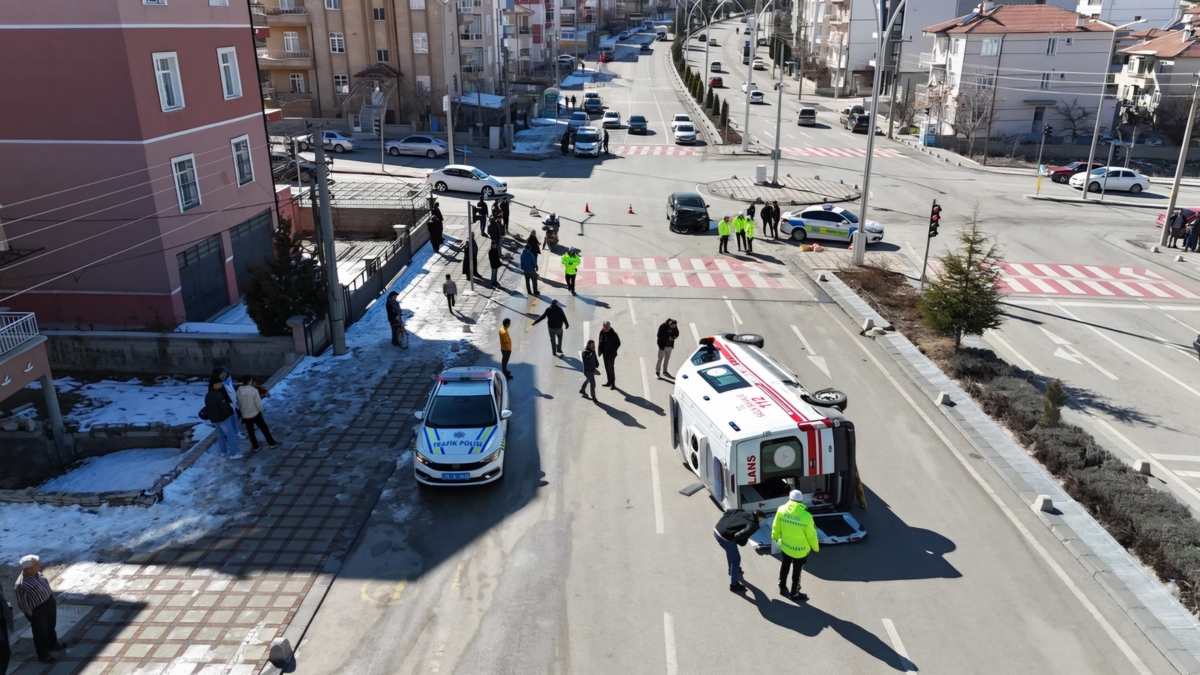 Təcili tibbi yardım maşını qəzaya düşdü: beş yaralı var