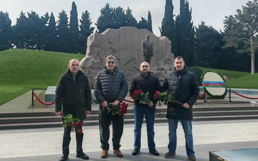 Rusiyalı məşhur radio aparıcısı Heydər Əliyevin məzarını ziyarət edib