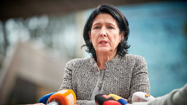 Salome Zurabişvilini yumurta atəşinə tutublar