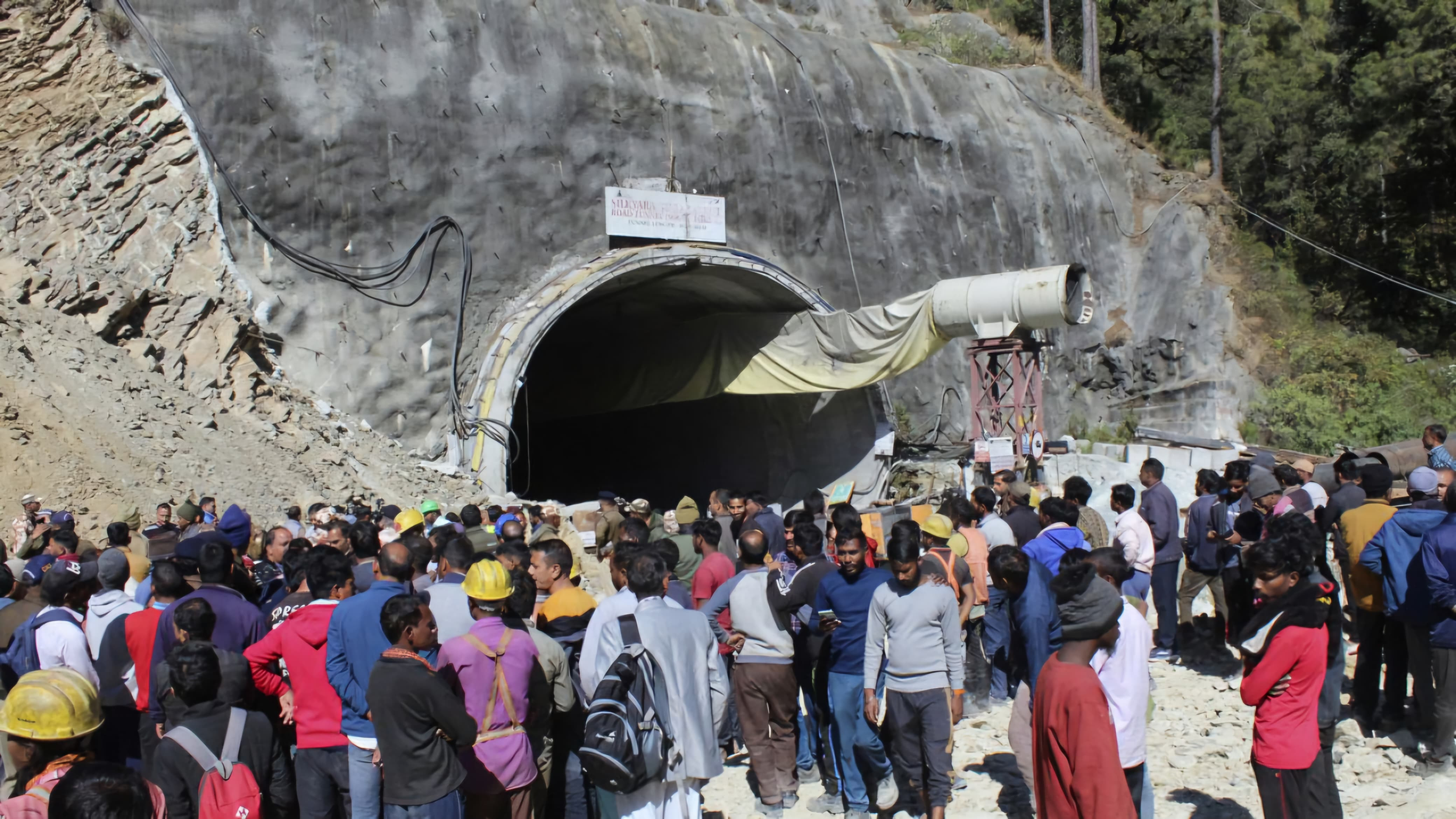 Tunel çökdü: 8 işçi dağıntılar altında qaldı