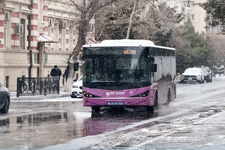 Qarlı havada 40-dan çox avtobus qəzalarda zədələnib