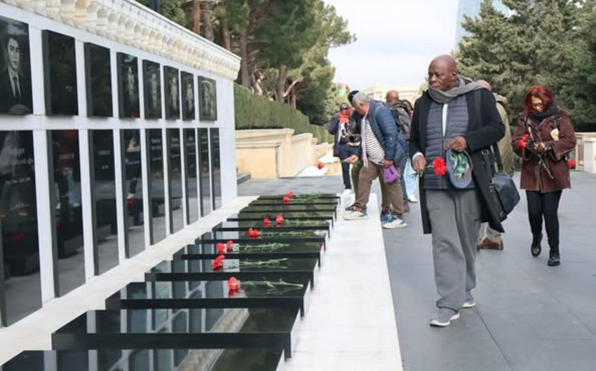 Fransa müstəmləkəsi altında olan ərazilərdən media nümayəndələri Şəhidlər xiyabanını ziyarət ediblər