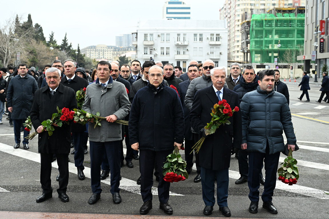 İqtisadiyyat Nazirliyinin rəhbərliyi Xocalı soyqırımı abidəsini ziyarət edib