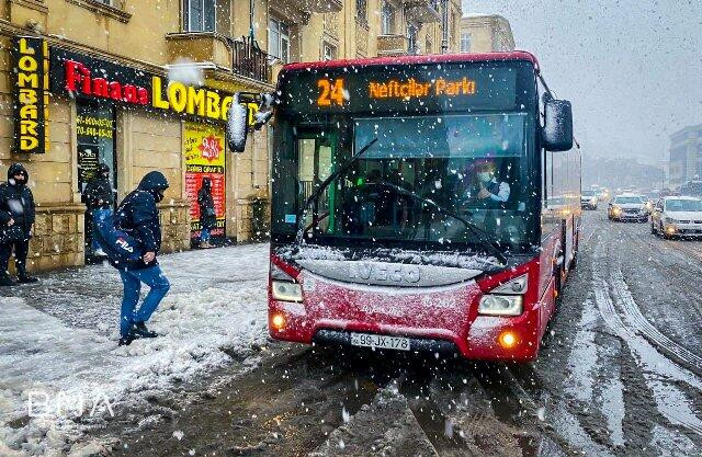 “Bakı Bus” avtobusu qarda sürüşərək yolun kənarına düşdü