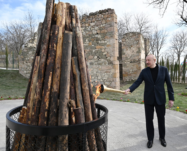 Prezident və xanımı Həsənriz kəndində sakinlərlə birlikdə Novruz tonqalını alovlandırıblar