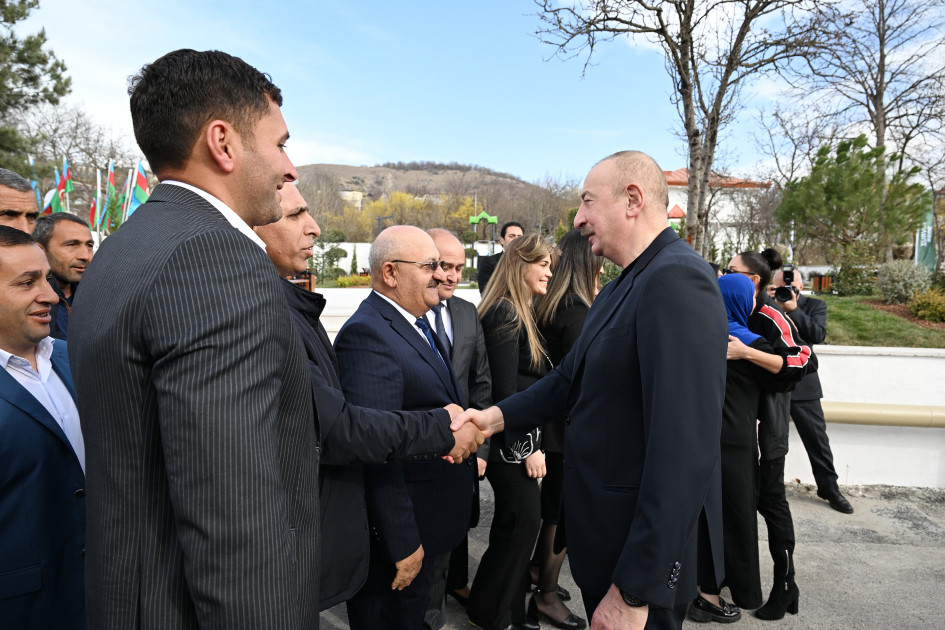 Prezident və birinci xanım Ağdərənin Həsənriz kəndində sakinlərlə birlikdə Novruz tonqalını alovlandırıblar